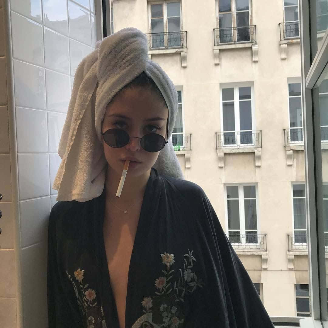 身穿黑袍吸煙的女子 壁紙