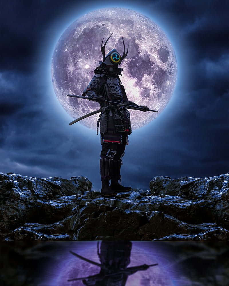 暗色鎧甲的武士站在岩石上，發光月亮下，倒影在水中。