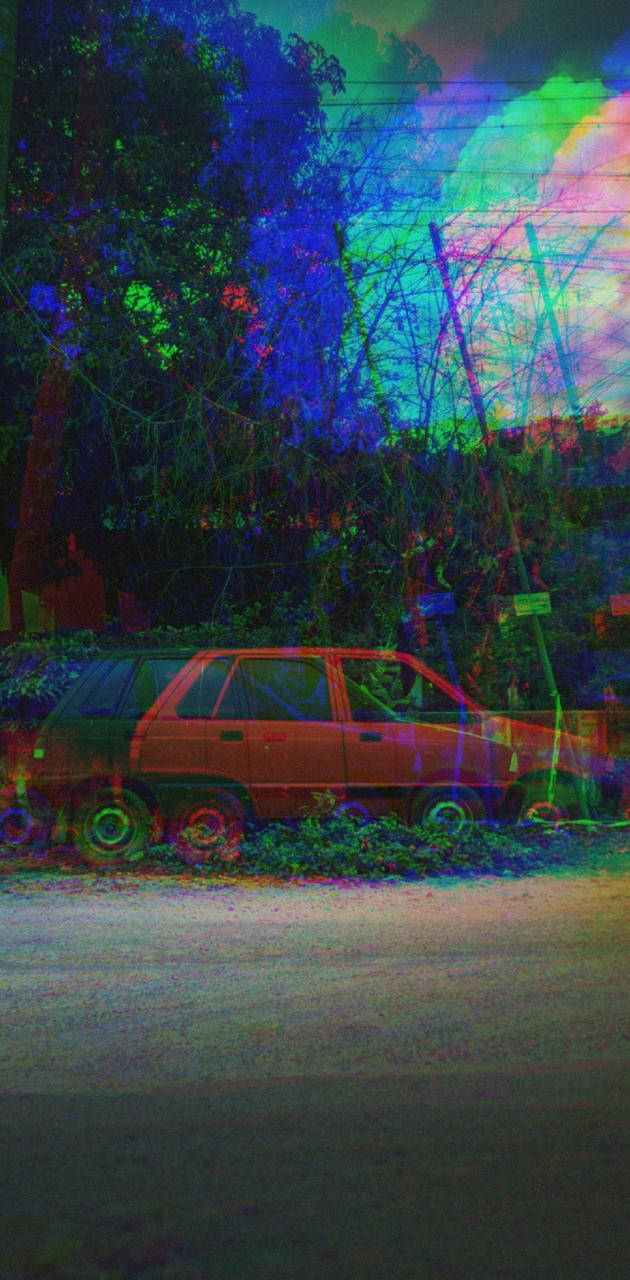 一輛紅色汽車停在茂密的雜草中，下方是扭曲的彩虹天空。