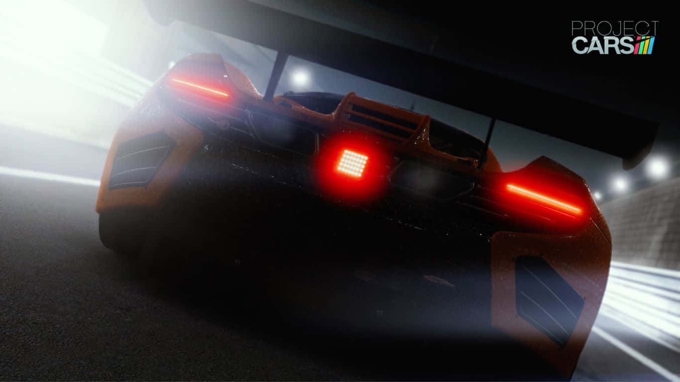 車迷準備好在 Project Cars 中挑戰賽道 壁紙 — 一輛流線型橙色賽車的發光紅色尾燈在霧氣中劃破，疾馳於燈光昏暗的隧道中。
