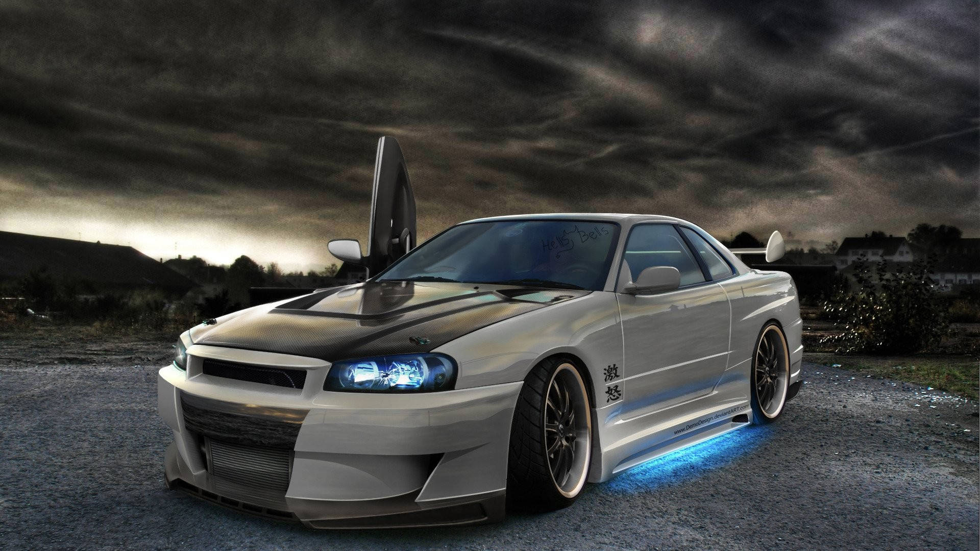 車門開啟的Skyline汽車 壁紙 — 一輛銀色改裝的日產Skyline GT-R，帶有發光的藍色底盤燈和打開的車門，戲劇性地停在暴風雨暮色天空下。