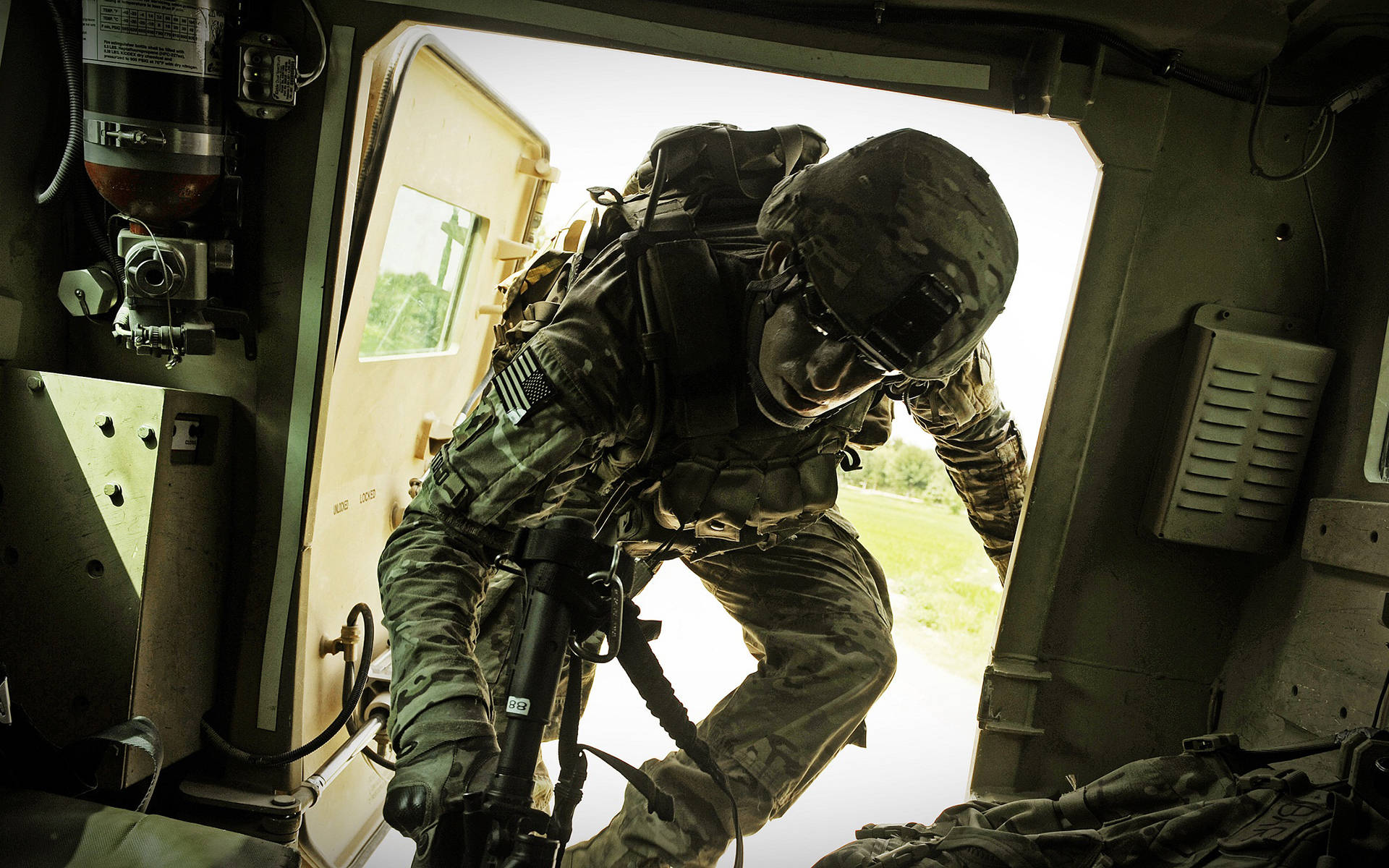 穿著迷彩裝備的士兵在白天離開軍用車輛。