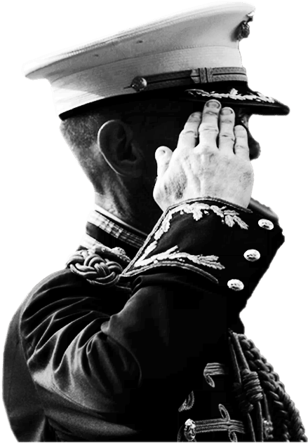 軍官敬禮 壁紙 — 一張莊嚴的黑白肖像，一名身穿制服的海軍軍官在純黑背景前將手放在心口敬禮。