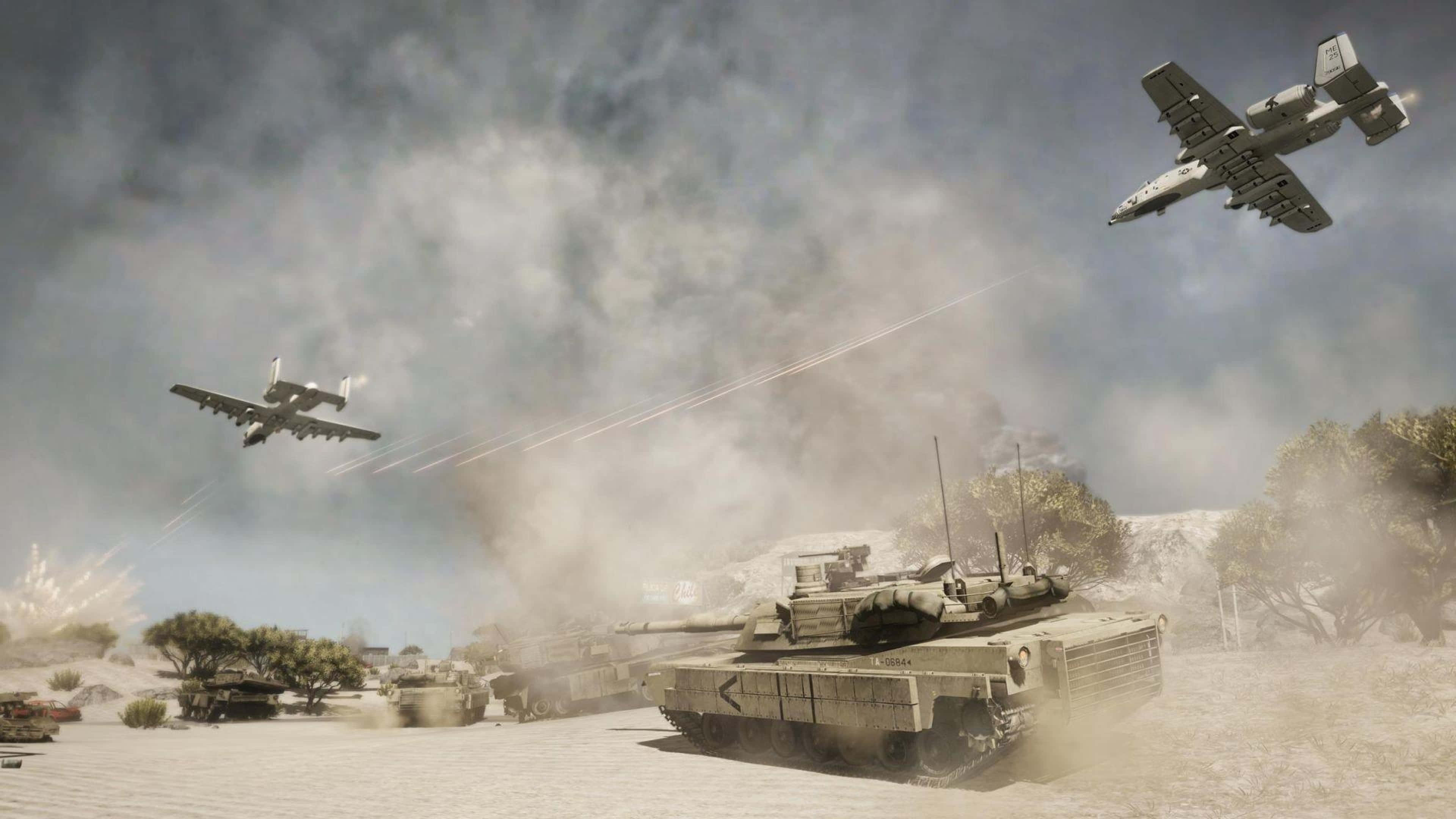 Battlefield Vehicles 桌布 壁紙 — 軍用坦克和戰鬥機在多雲的天空下，於沙塵和爆炸中進行沙漠戰鬥。