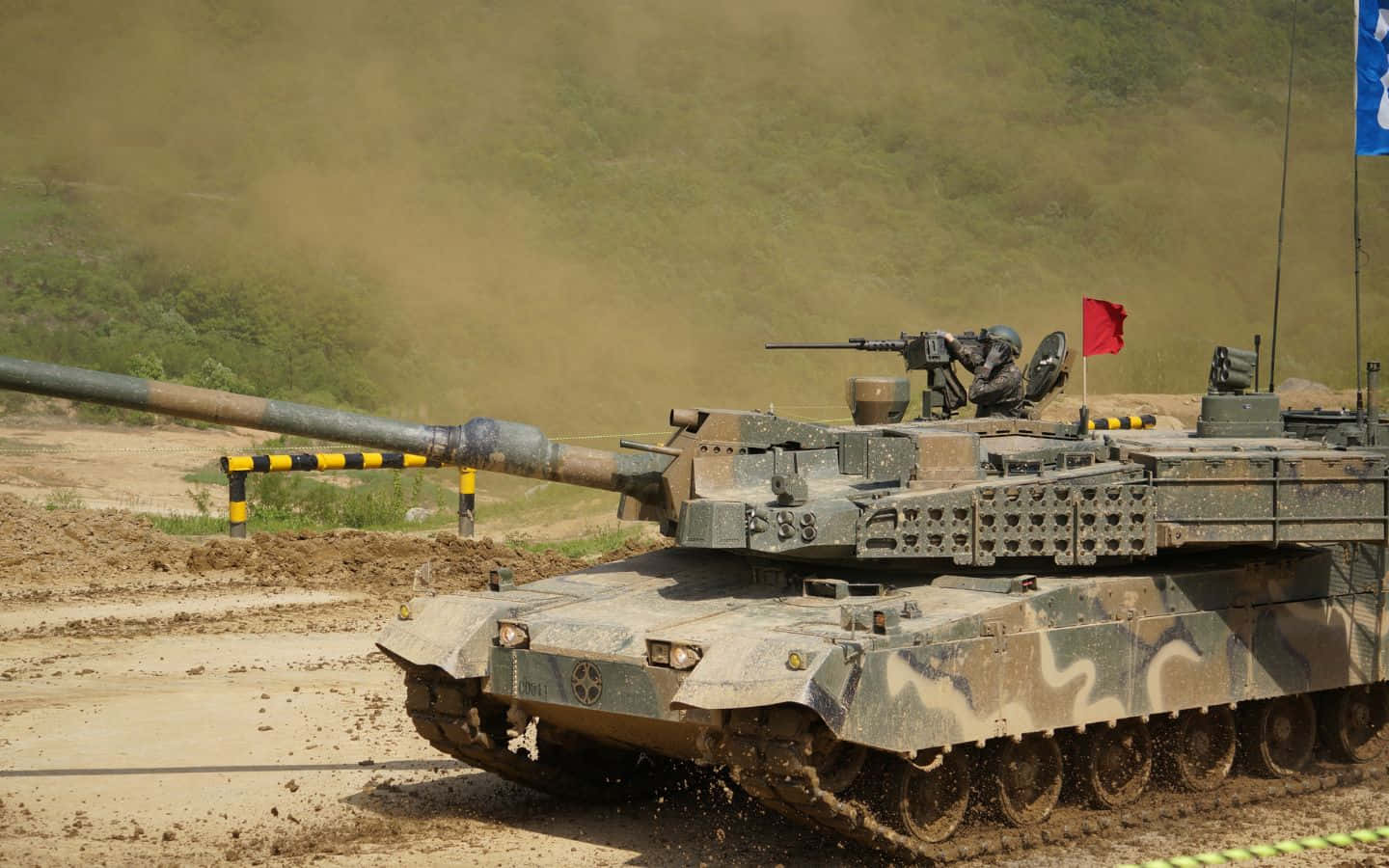 軍用坦克在訓練期間穿越泥濘地形。