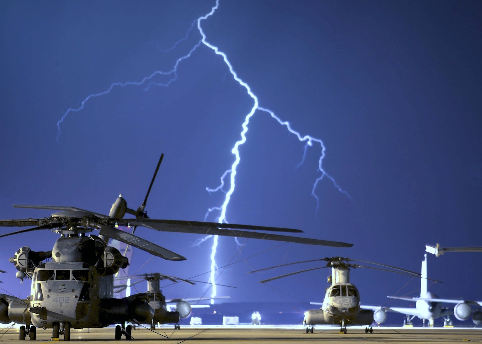 夜間雷暴下停泊在機場的直升機。