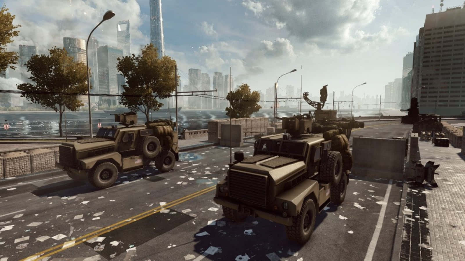 Battlefield Vehicles 桌布 壁紙 — 軍用裝甲車在陰天天空下，於高聳摩天大樓之間巡邏一條破碎的城市街道。