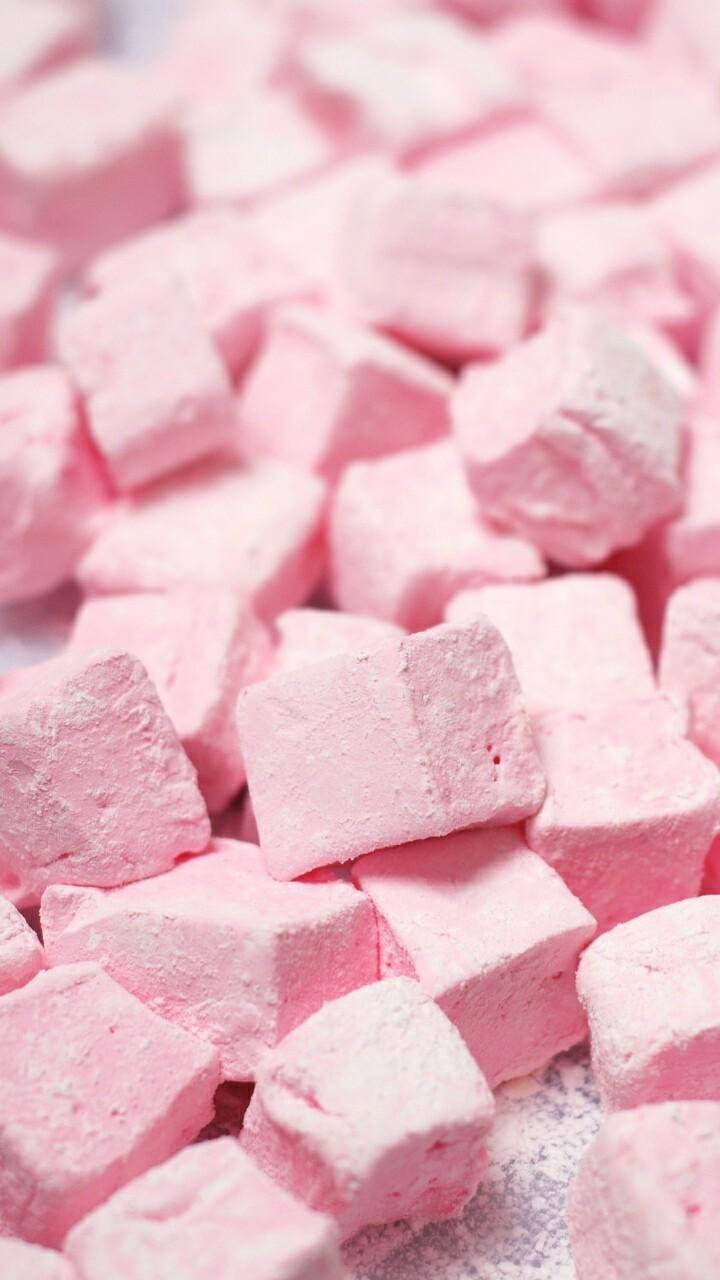 Marshmallow 桌布 壁紙 — 軟粉紅色糖衣棉花糖的特寫，堆成 fluffy、甜美、誘人的一堆。
