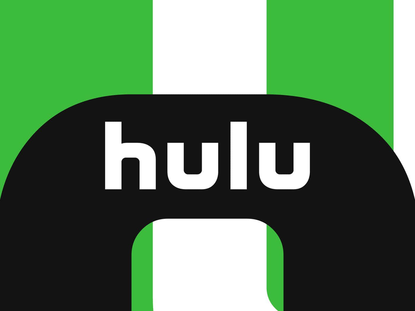輕鬆串流喜愛節目，盡在 Hulu 壁紙 — 大膽的Hulu標誌，白色文字在黑色形狀上，背景為綠色和白色垂直條紋。