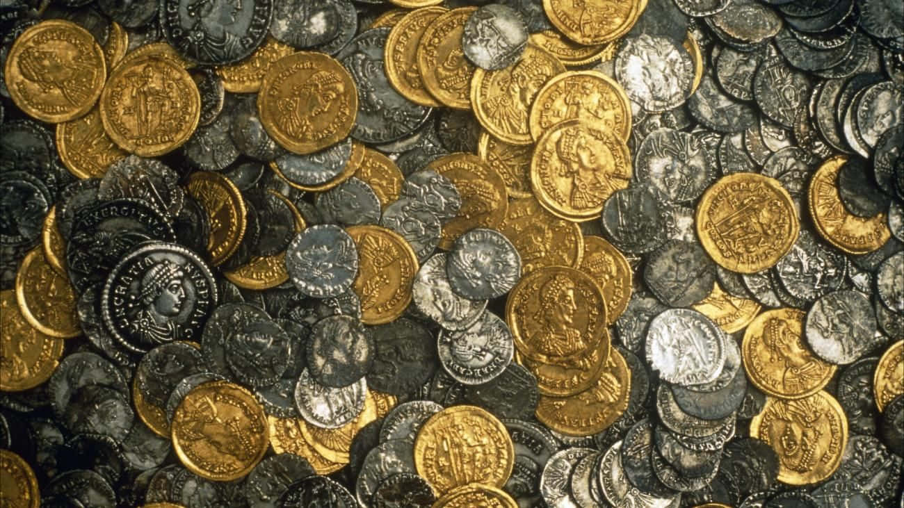 混合古代金幣和銀幣的特寫，具有複雜的設計。