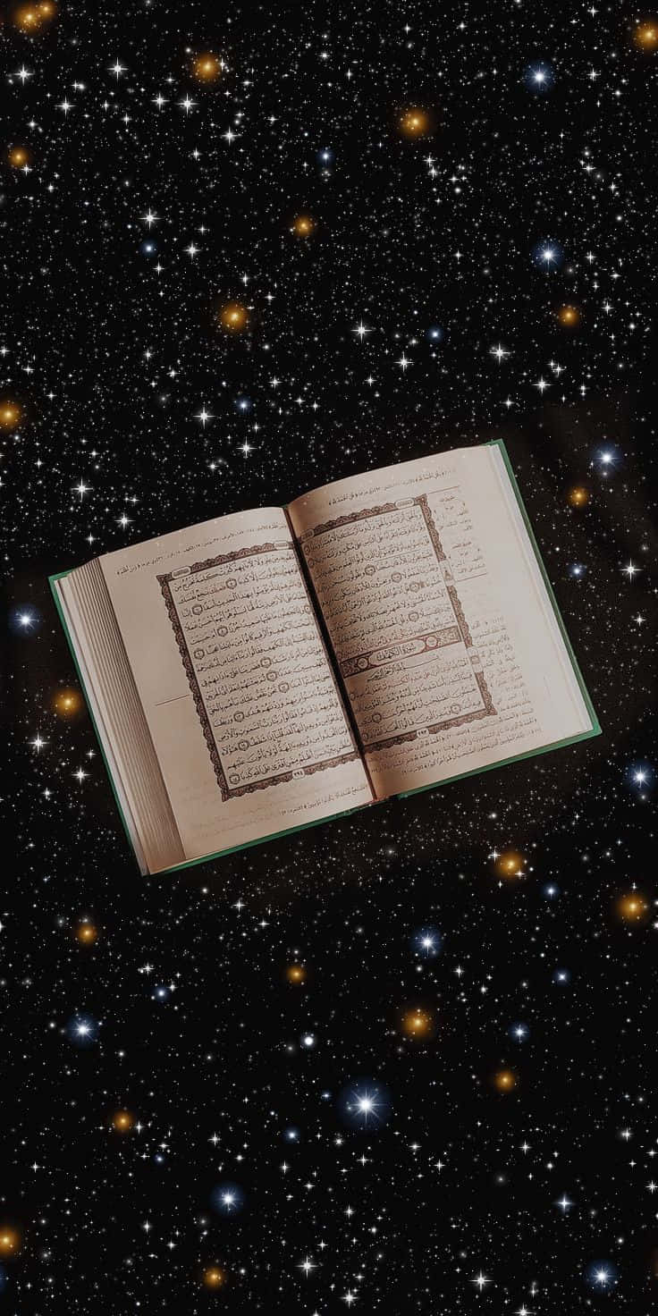 一本打開的書，帶有阿拉伯文字，漂浮在滿是星星的夜空中。