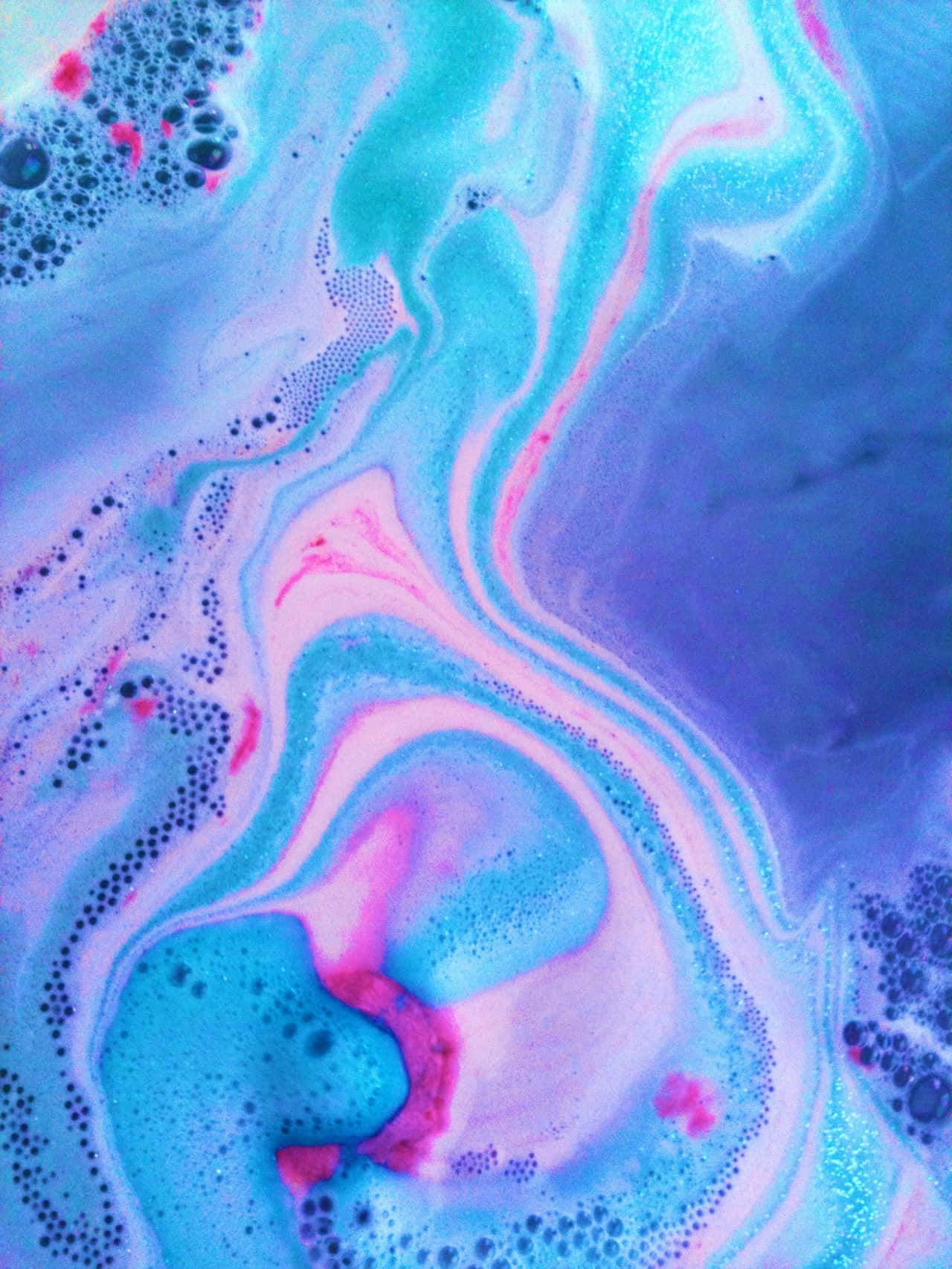 輝煌大理石紋理背景 壁紙 — 充滿活力的旋轉藍色、粉紅色和紫色，帶有閃爍紋理和氣泡圖案，營造出夢幻般的抽象流體藝術構圖。