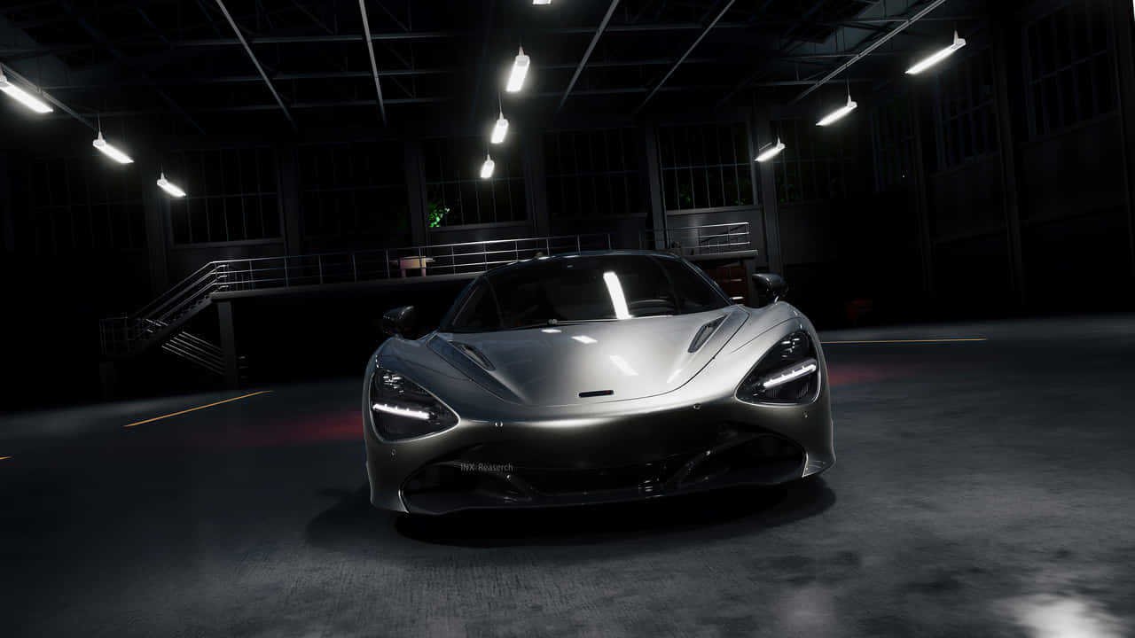 輝煌的麥拉倫720S 壁紙 — 一輛時尚的銀色McLaren跑車在昏暗的倉庫車庫中，在工業燈光下閃閃發光。