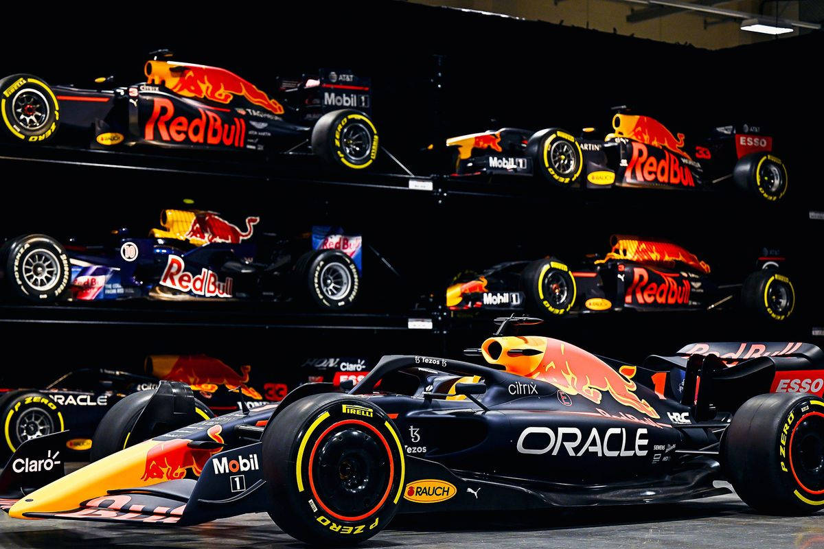 Red Bull Oracle一級方程式賽車在車庫中展示，架子上有多個相同模型。