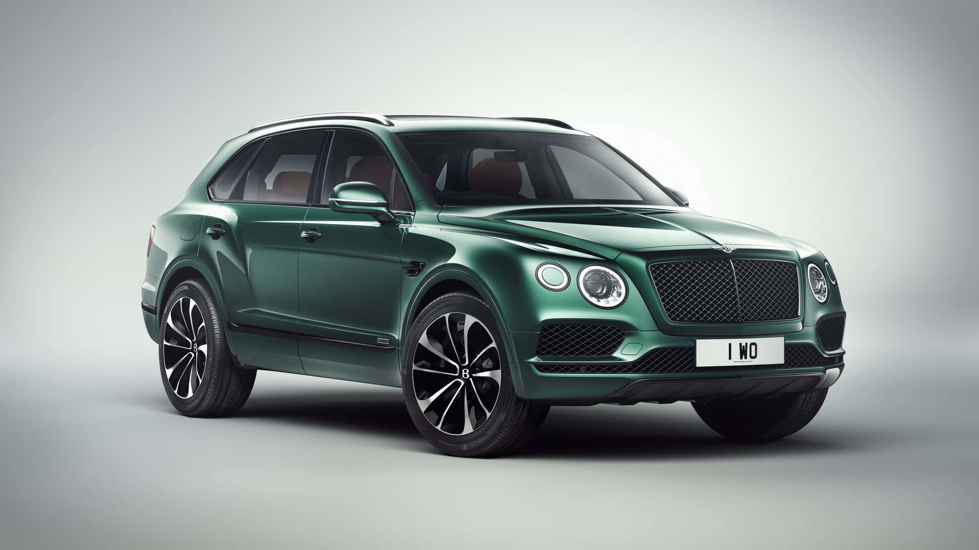 綠色賓利Bentayga SUV在工作室環境中，背景簡潔。