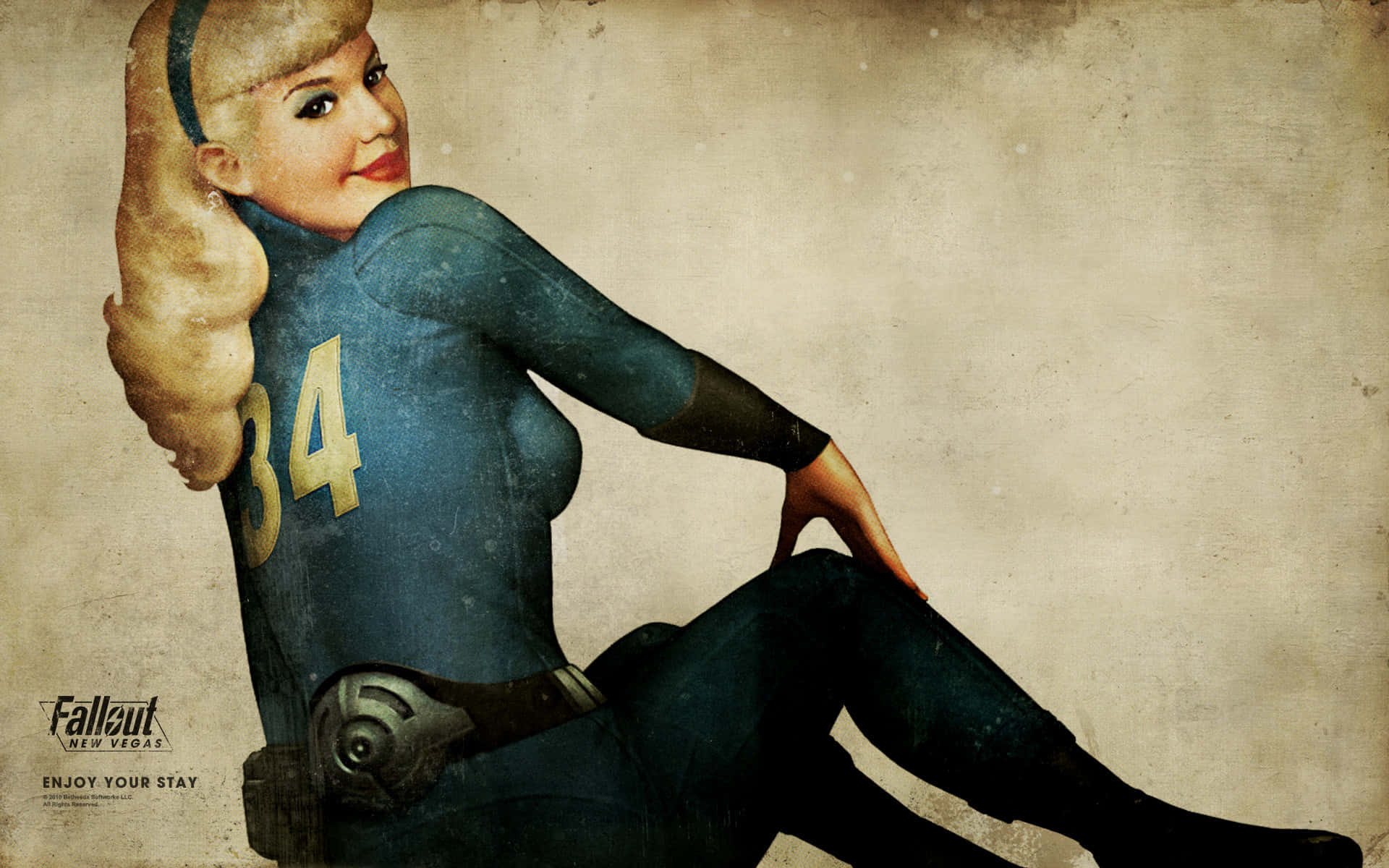 一位穿著藍色Vault Dweller連身衣、編號34的女性，在有紋理的牆壁前擺姿勢。