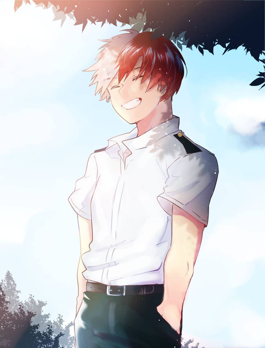 轟炸機 Todoroki 可愛微笑姿勢 壁紙 — 一個紅髮的開朗動畫男孩在樹冠下微笑，背景是明亮的藍天。