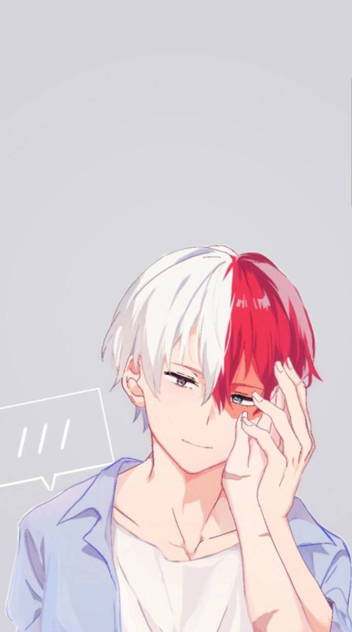 轟炸機 Todoroki 可愛微笑 壁紙 — 動漫男孩，頭髮一半白色一半紅色，在純灰色背景上輕輕觸碰自己的眼睛。