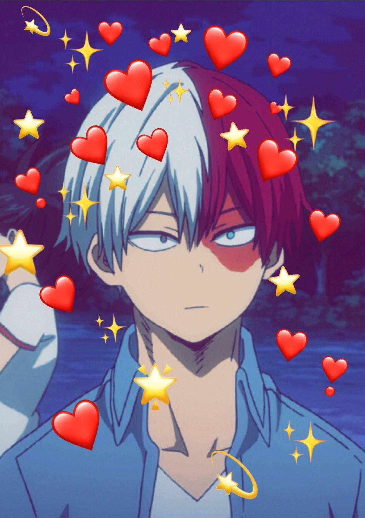 轟炸機 Todoroki 可愛心形與星星圖案 壁紙 — 動畫男孩，頭髮半白半紅，被漂浮的心形和星星包圍，背景為深藍色。