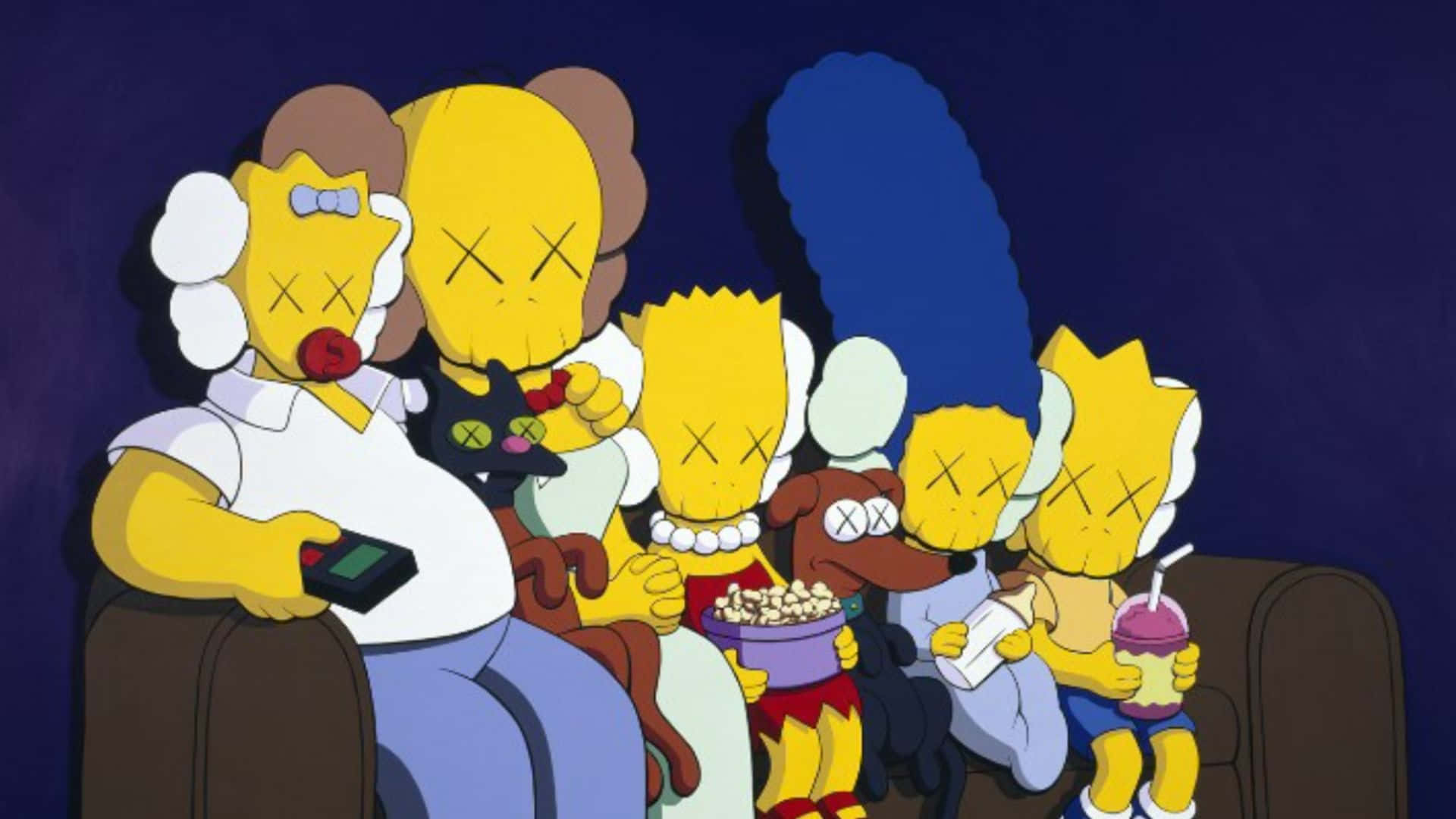 Kaws The Simpsons 桌布 壁紙 — 辛普森一家坐在沙發上，眼睛呈X形，在黑暗的房間裡看電視，拿著零食和飲料。