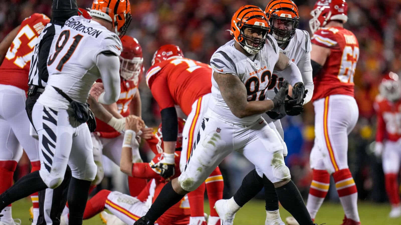 NFL美式足球運動員在體育場燈光下慶祝一次進攻。