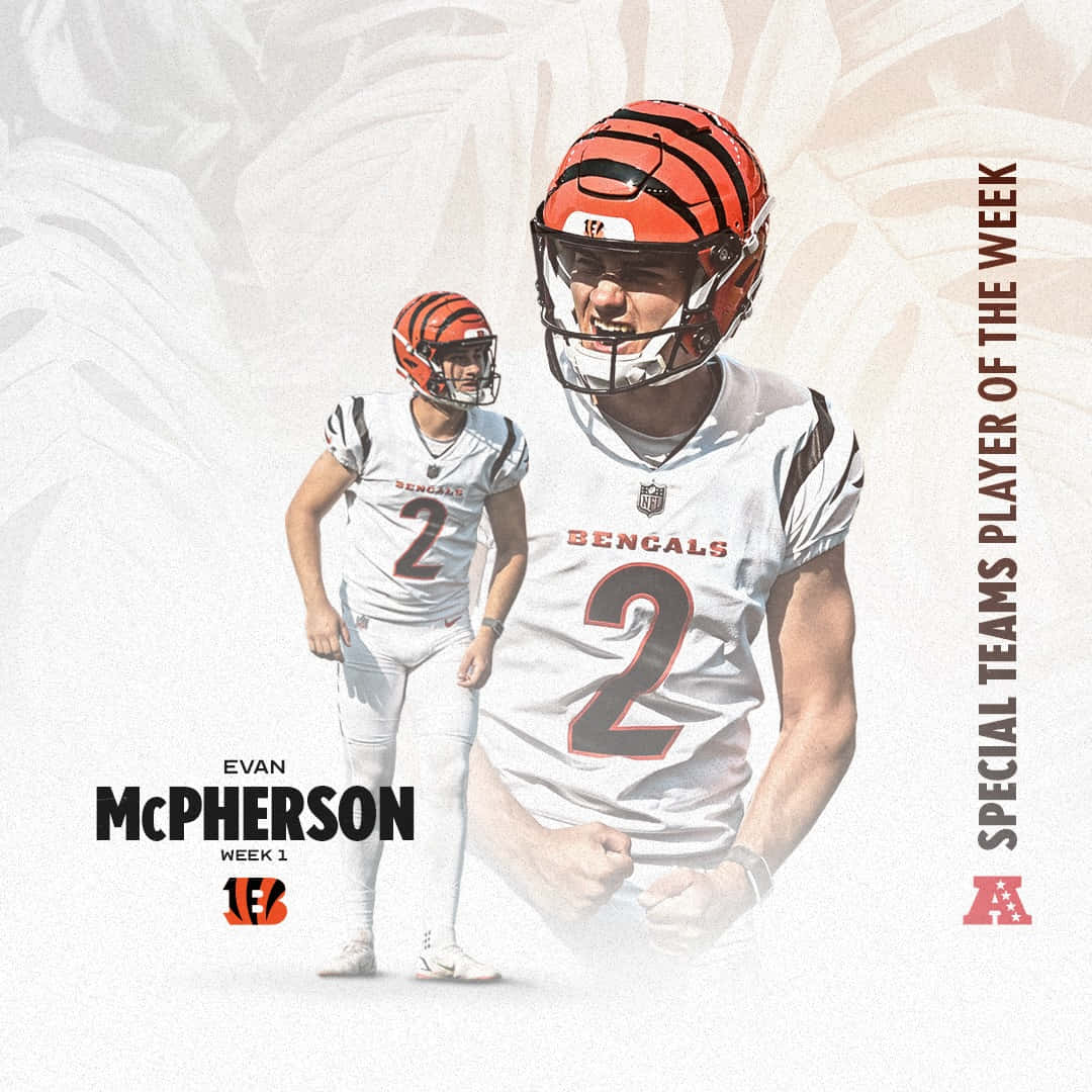 辛辛那提猛虎隊特別球隊周最佳球員Evan McPherson 壁紙 — 一名身穿白色和橙色裝備的辛辛那提猛虎隊美式足球員，在紋理背景前自信地站立，神情專注。