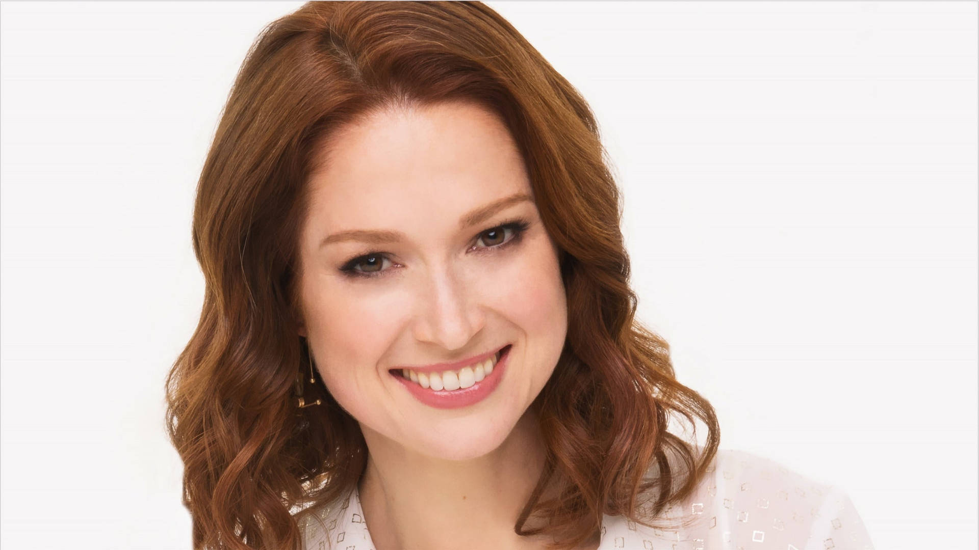 一位微笑的赤褐色頭髮女士的攝影棚肖像。 — 辦公室 GIF 壁紙