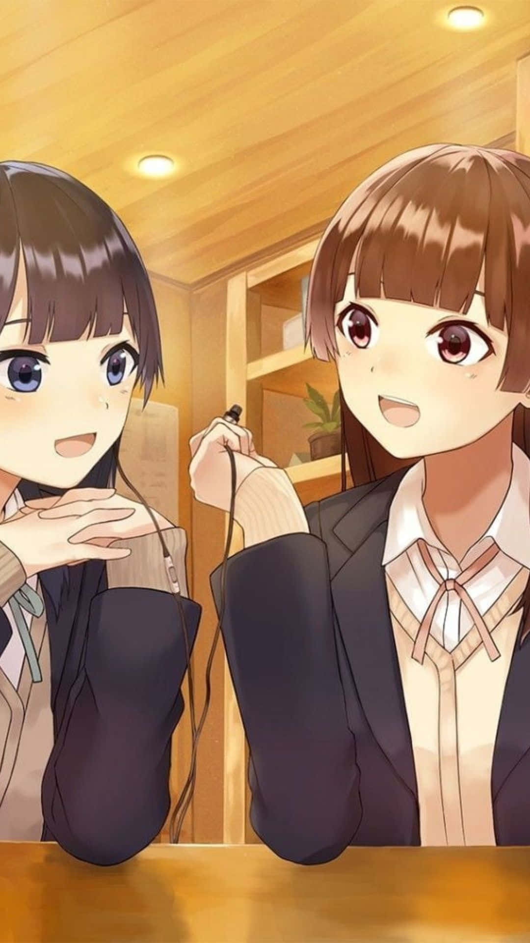 辦公室動漫少女咖啡廳背景 壁紙 — 兩位穿著校服的動畫女孩在舒適的木房間裡戴著耳機分享溫暖的笑容。