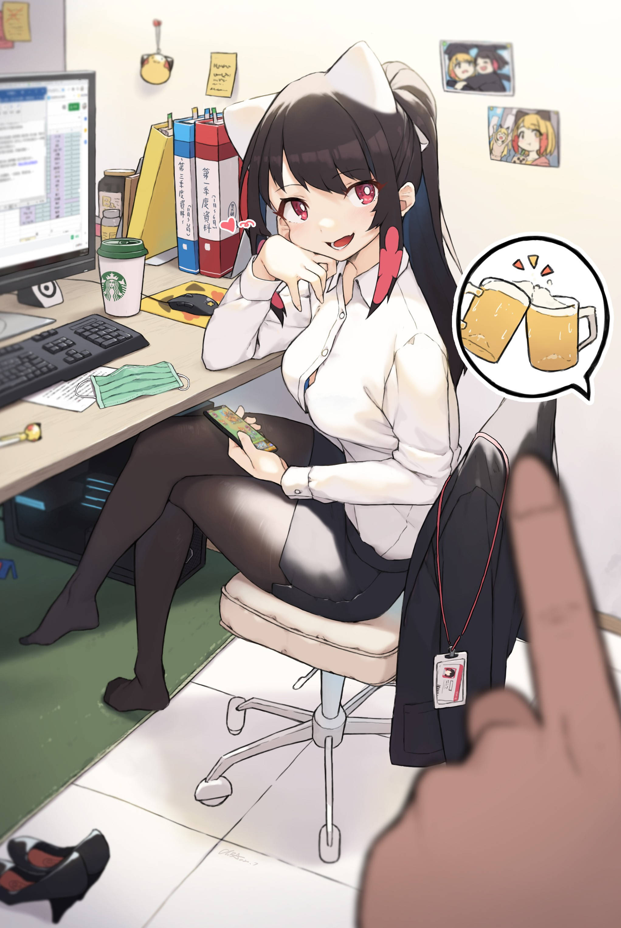 辦公室貓娘 壁紙 — 貓耳動漫女孩坐在桌前微笑，手持電話，在思考泡泡中碰啤酒杯。