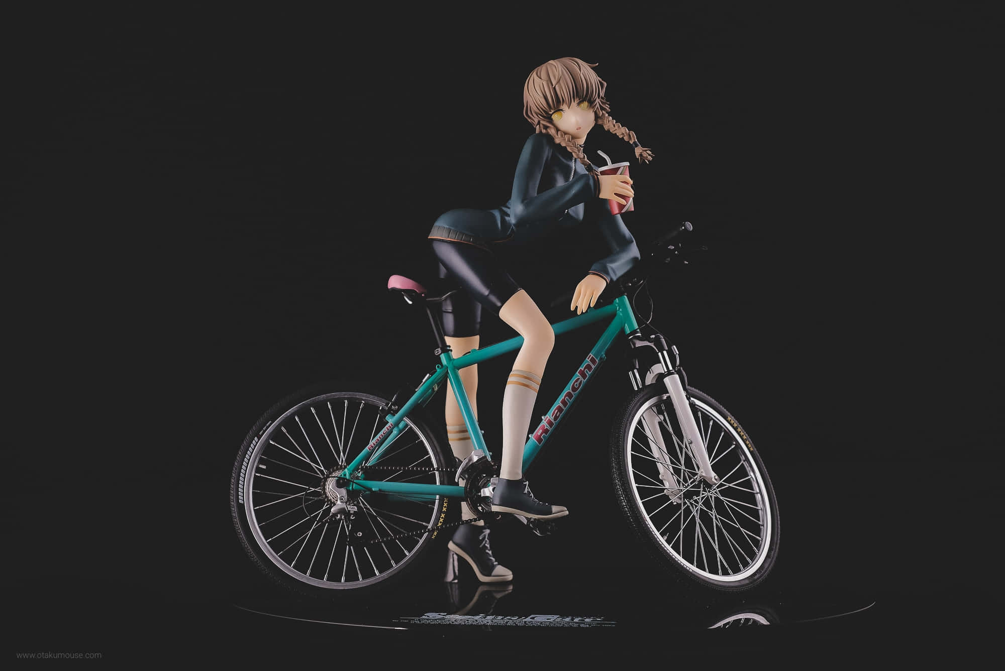 Suzuha Amane 桌布 壁紙 — 辮子動漫女孩在黑色背景上騎著青綠色自行車，同時拿著飲料。