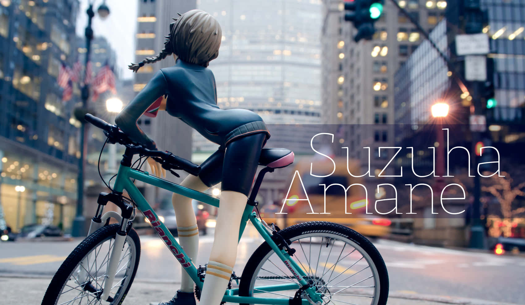 Suzuha Amane 桌布 壁紙 — 辮子動畫女孩騎著青綠色單車穿過黃昏的城市街道，身後是模糊的摩天大樓。