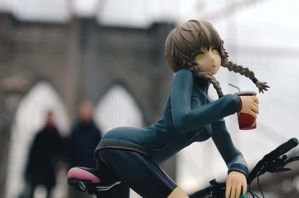 Suzuha Amane 桌布 壁紙 — 辮子女孩坐在單車上，手持紅色杯子，背景是模糊的石橋的動漫人偶。