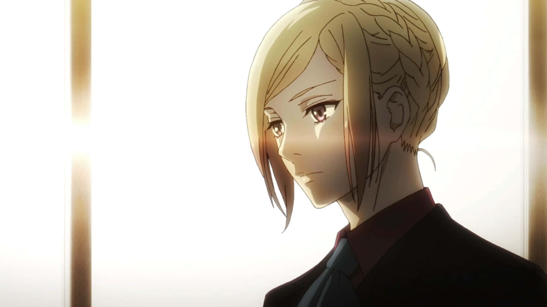Akira Mado 桌布 壁紙 — 辮子金髮的動漫角色，表情嚴肅，站在窗邊柔和的金色光線中。