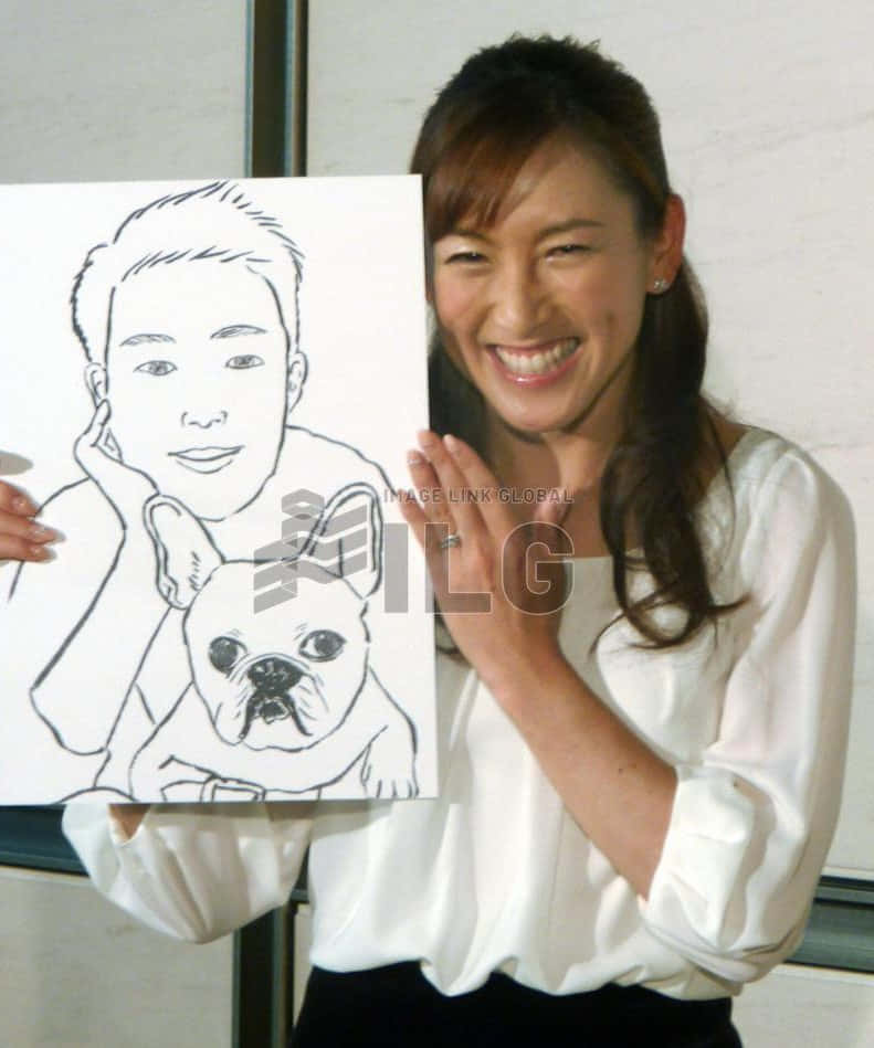 女子舉起一幅男子和法國鬥牛犬的線條畫。