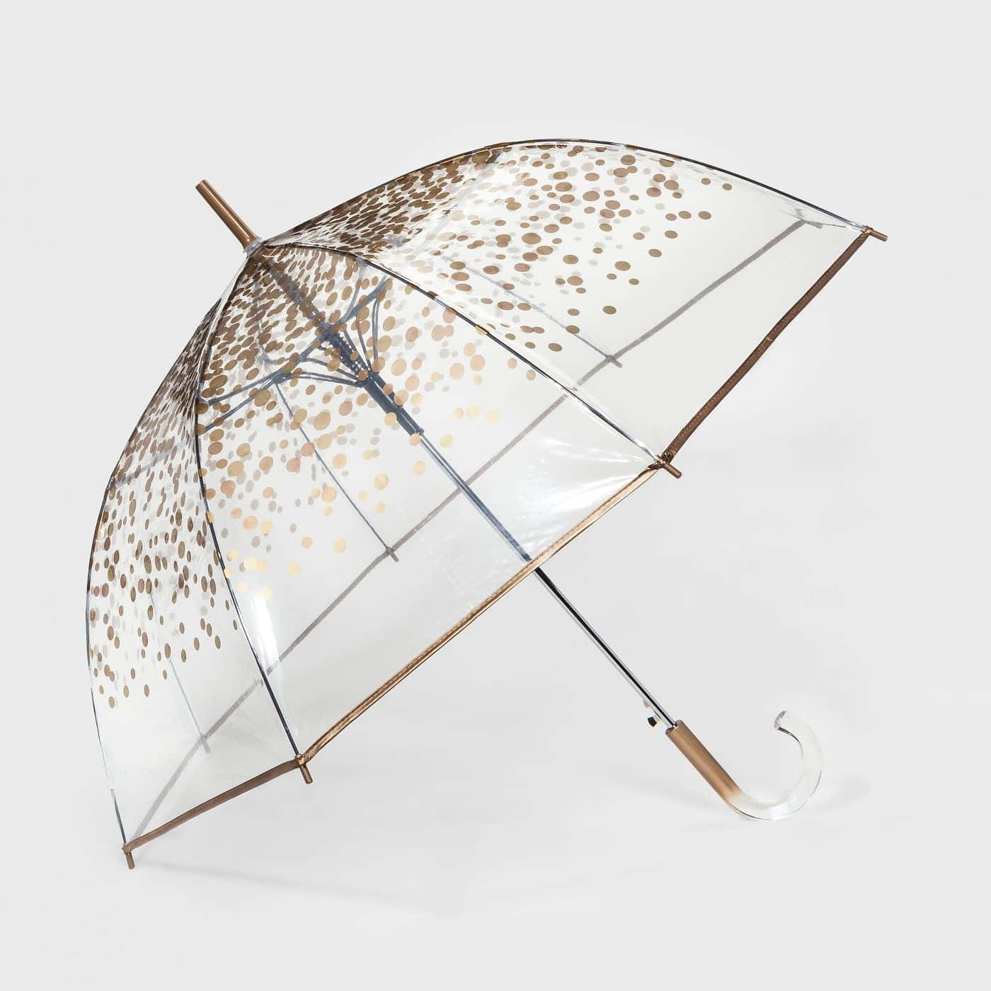 迎向雨天 壁紙 — 一把透明雨傘帶有金色圓點和金屬框架，在純白背景上張開。