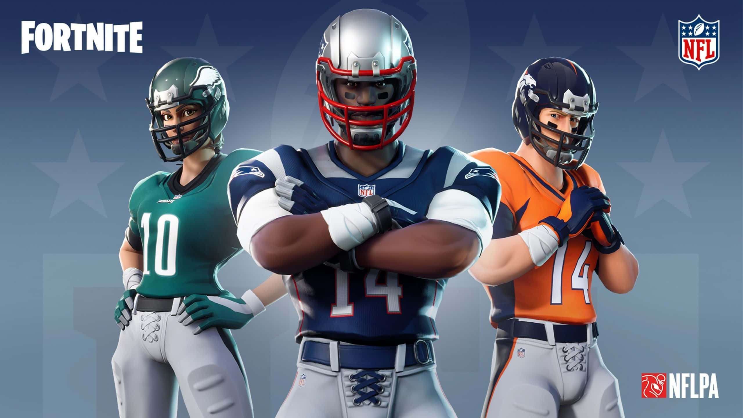 迎接即將到來的 NFL 賽季 壁紙 — 三名《要塞英雄》NFL 美式足球員身穿隊服，自信地站在星光藍色背景前。
