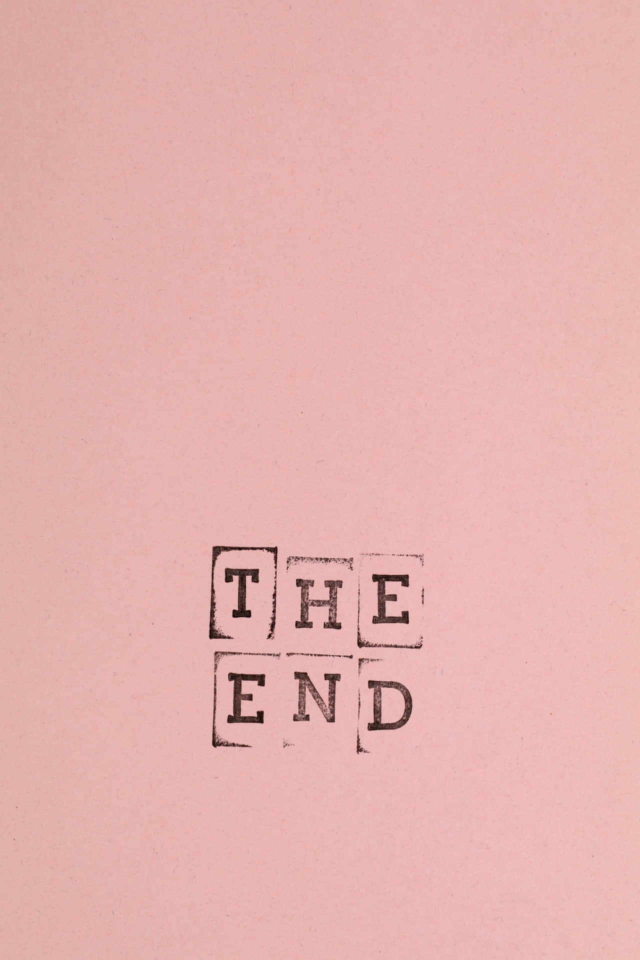 粉紅色紙上用黑色印咗THE END呢幾個字。