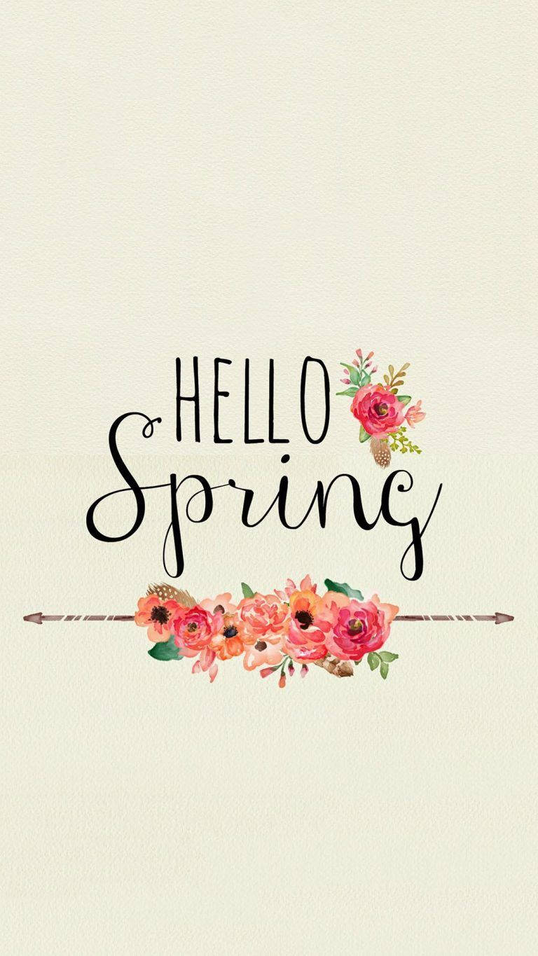 迎接春日魅力 壁紙 — 水彩花卉設計，帶有優雅手寫字體的「Hello Spring」文字，以粉紅色和珊瑚色花朵環繞在柔軟的奶油色背景上。