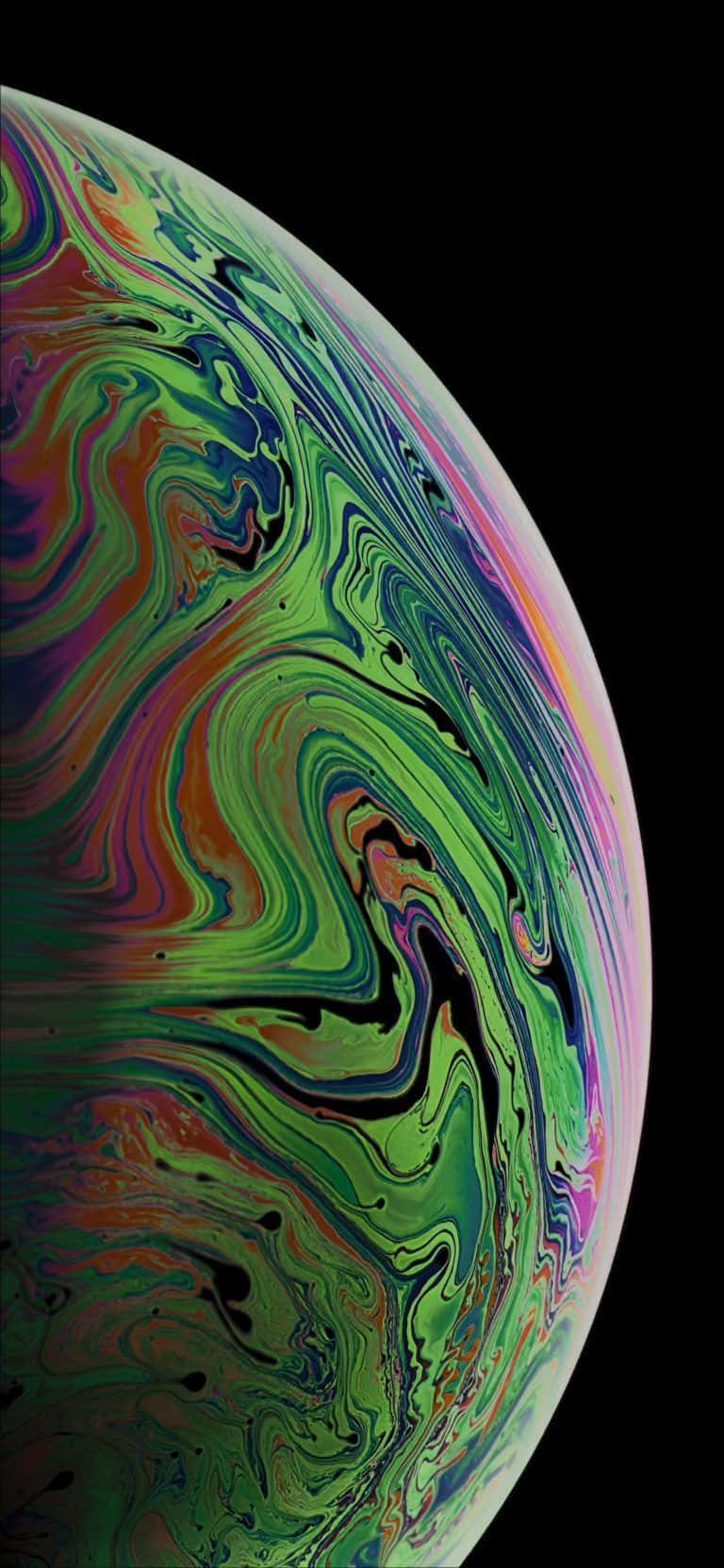 一個色彩繽紛的旋轉肥皂泡，帶有彩虹色調，映襯在黑色背景上。