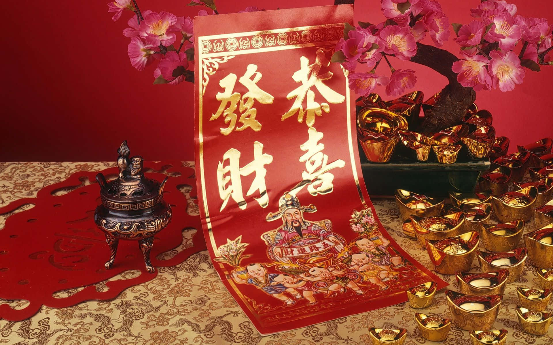 紅色中國新年橫幅，帶有金色字體和神祇，周圍環繞著金條和粉紅色的花朵。