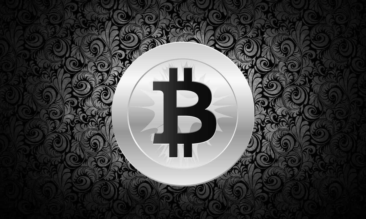 閃亮銀色比特幣硬幣在華麗黑色大馬士革牆紙上。