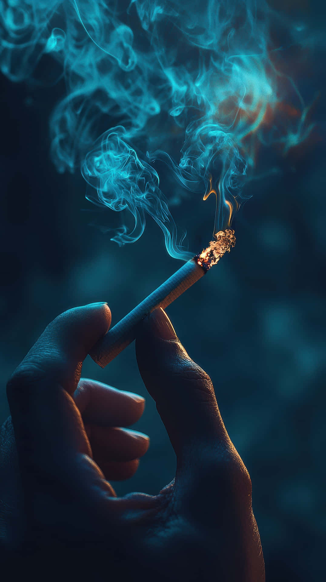 手拿著點燃的香煙，藍色煙霧在黑暗背景中升起