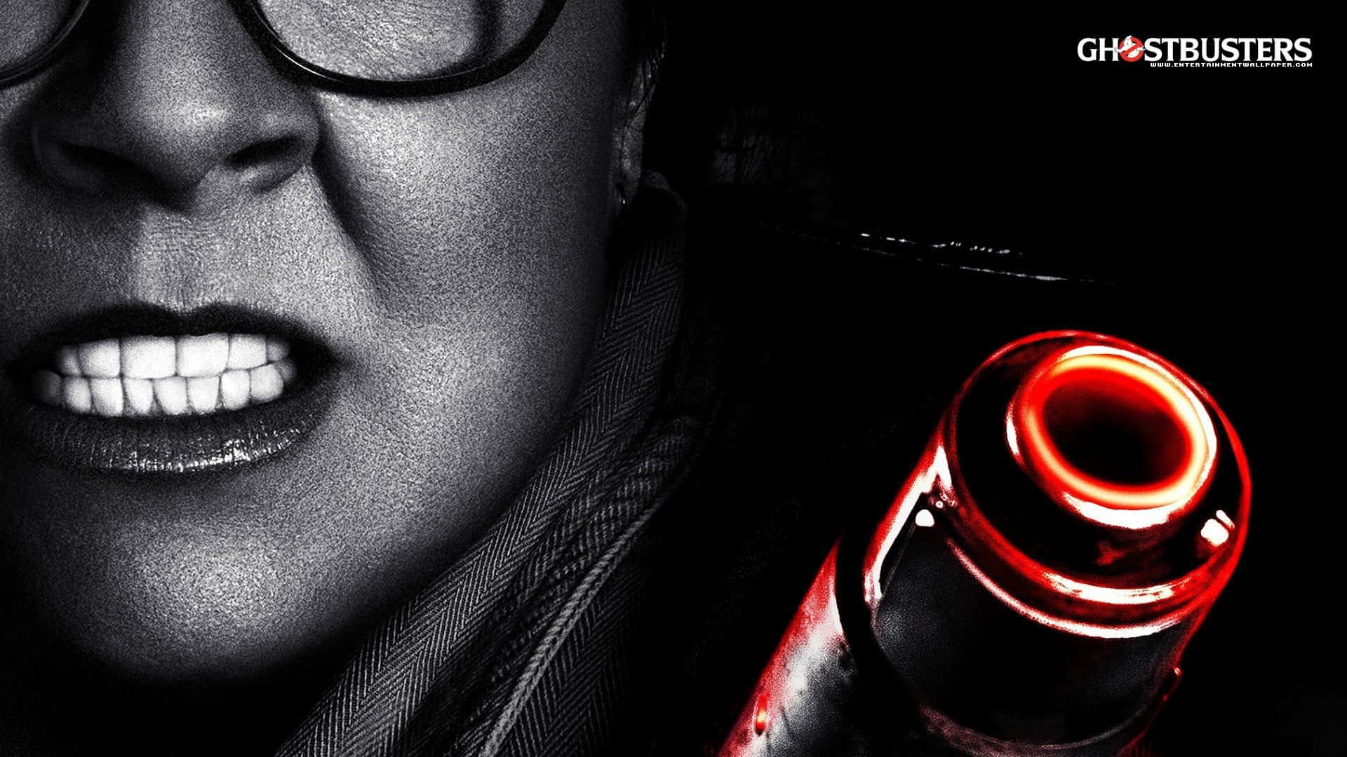 Ghostbusters 桌布 壁紙 — 近距離拍攝一位戴眼鏡、神情堅定的捉鬼敢死隊，在黑色背景下緊握發光的紅色質子背包。