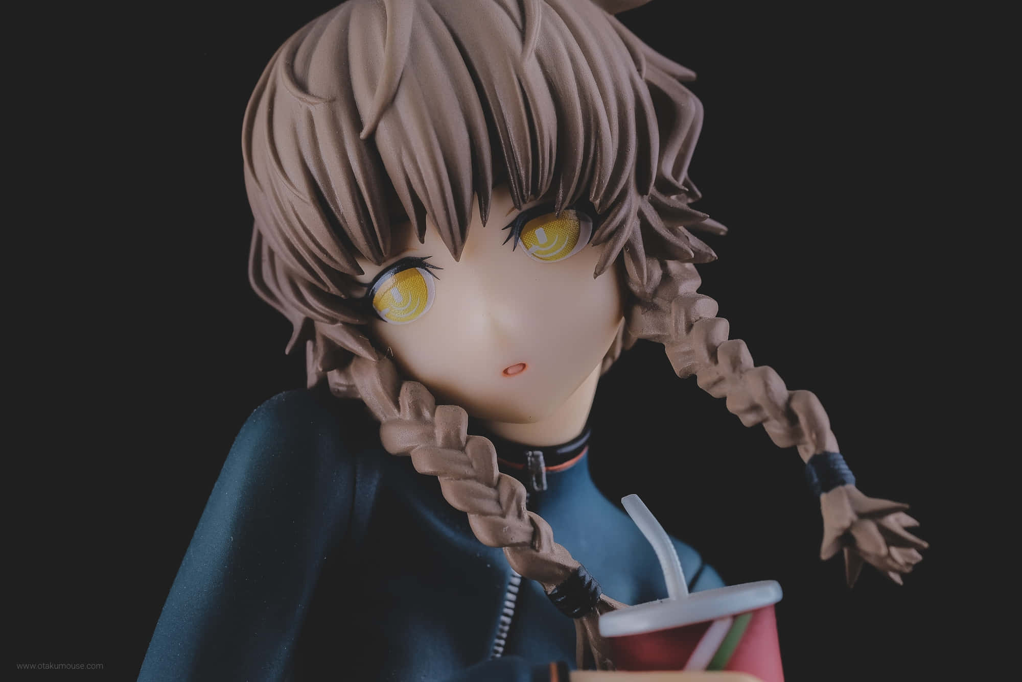 Suzuha Amane 桌布 壁紙 — 近距離拍攝一個動漫人偶，擁有棕色辮子頭髮和發光的黃色眼睛，在黑色背景前拿著飲料。