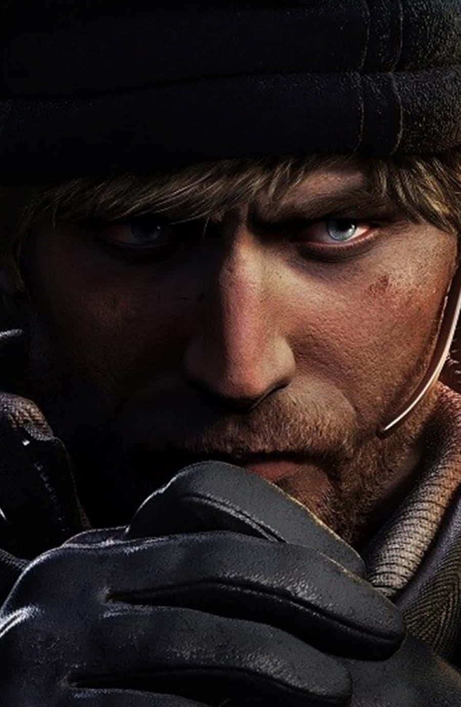 Rainbow Six Siege Maverick 桌布 壁紙 — 近距離拍攝一個粗獷男子，擁有強烈的藍色眼睛和黑色冷帽，在陰暗光線中緊握武器。