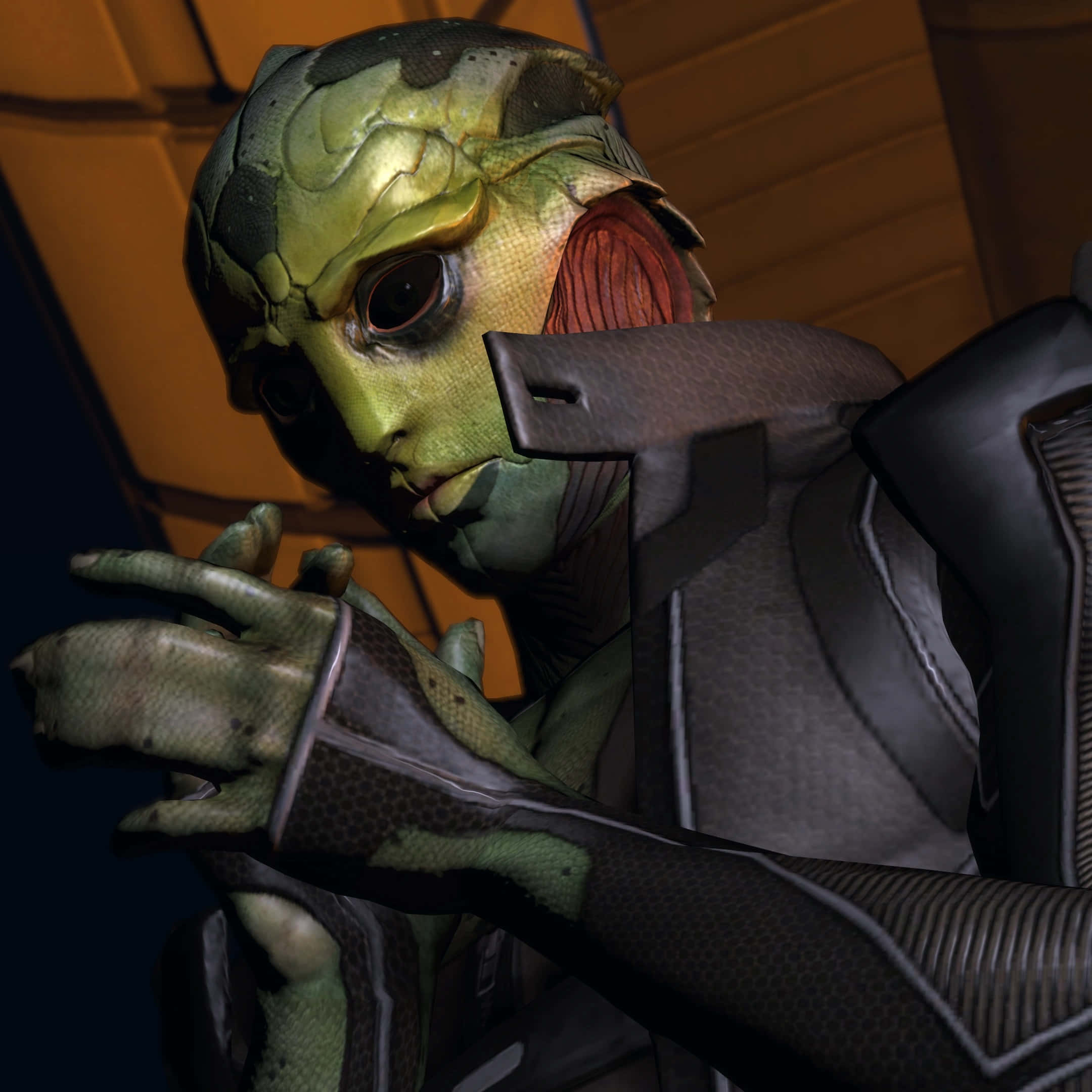Thane Krios 桌布 壁紙 — 近距離拍攝一個綠色皮膚、皮膚有紋理、紅色內耳的外星人，在昏暗的室內穿著黑色盔甲。