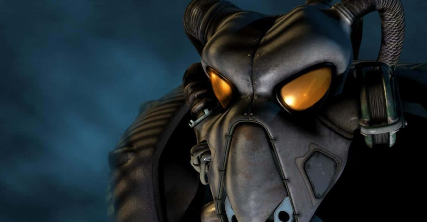 Fallout 4 Power Armor 桌布 壁紙 — 近距離拍攝一個身穿裝甲、帶有發光橙色眼睛和深色金屬頭盔的威脅性人物，背景為煙霧藍色。