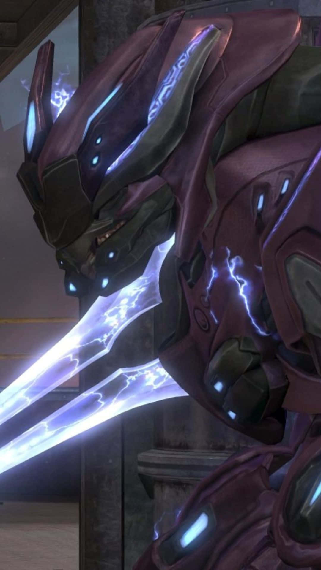 Sangheili 桌布 壁紙 — 近距離拍攝一名身穿紫色裝甲的外星戰士，在昏暗環境中揮舞一把發光的藍色能量劍。
