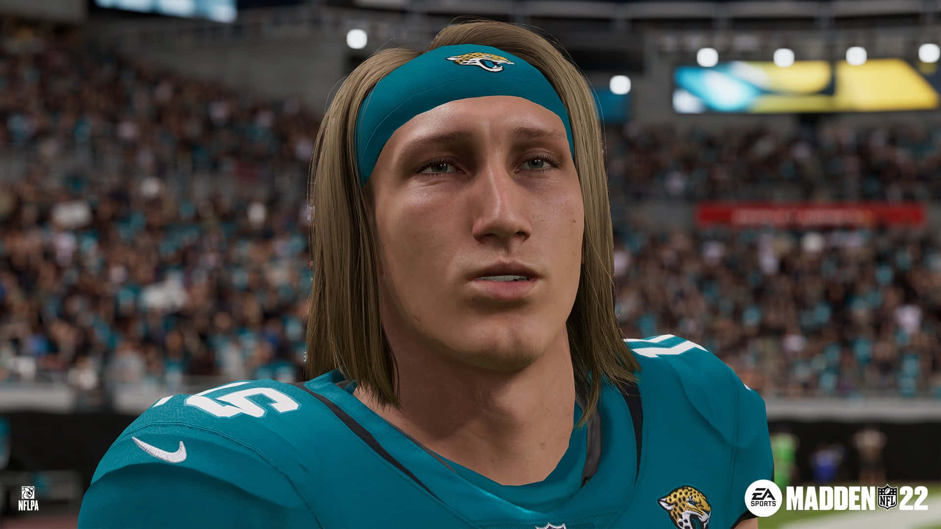 Madden NFL 22 桌布 壁紙 — 近距離拍攝一名身穿青綠色球衣的傑克遜維爾美洲虎隊美式足球員，在座無虛席的球場上專注的神情。