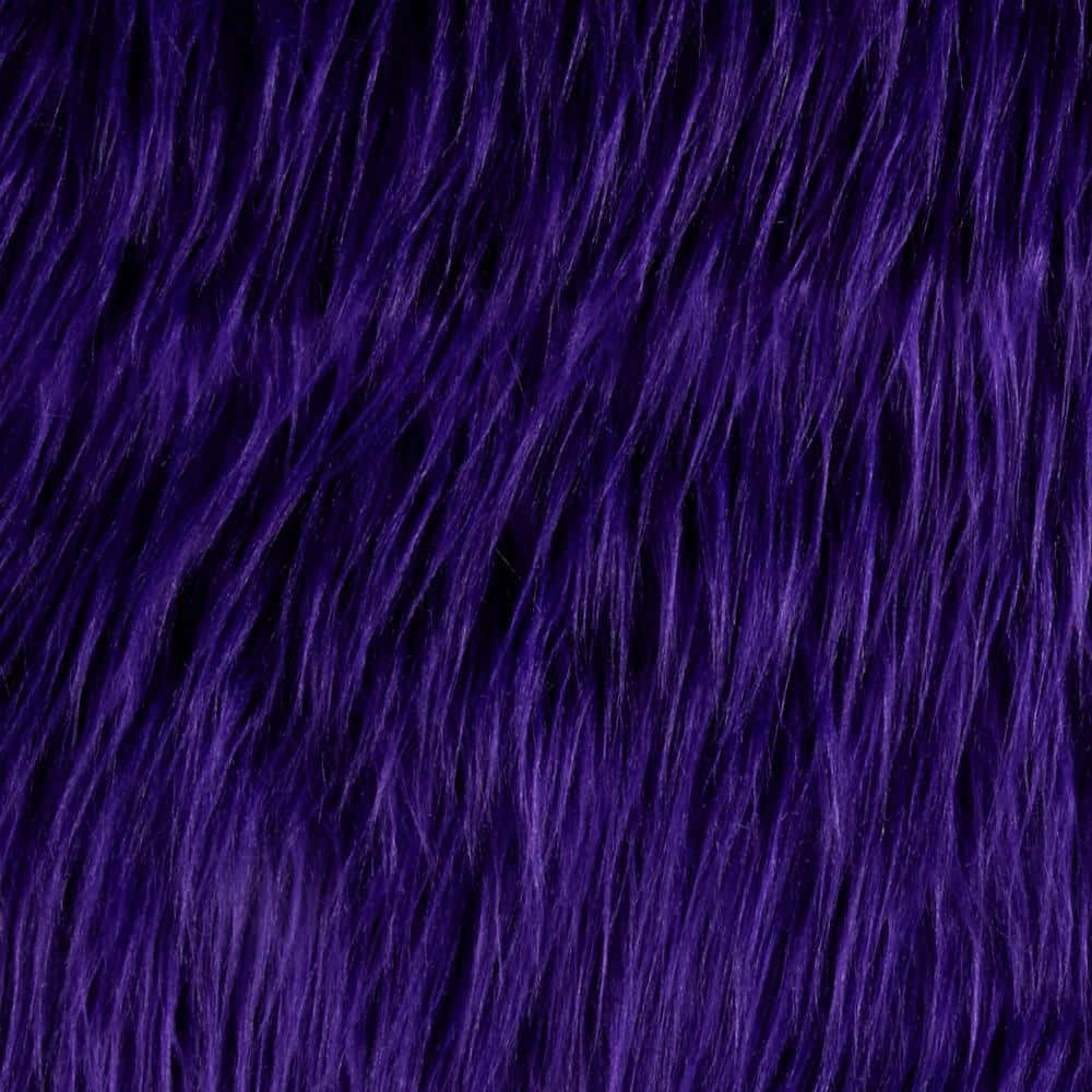 Purple Faux Fur 桌布 壁紙 — 近距離拍攝深紫色合成毛皮，質感豐富，纖維捕捉光線。